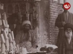 عکس| سفر زمان؛ عکس یادگاری در کنار کله‌قندهای مغازۀ خوار و بار فروشی در دوران قاجار