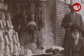 عکس| سفر زمان؛ عکس یادگاری در کنار کله‌قندهای مغازۀ خوار و بار فروشی در دوران قاجار