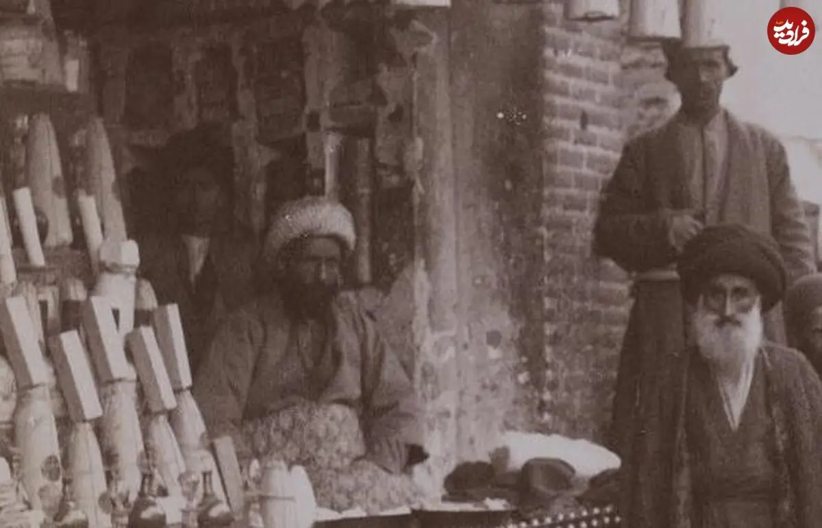 عکس| سفر زمان؛ عکس یادگاری در کنار کله‌قندهای مغازۀ خوار و بار فروشی در دوران قاجار