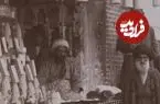 عکس| سفر زمان؛ عکس یادگاری در کنار کله‌قندهای مغازۀ خوار و بار فروشی در دوران قاجار