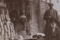 عکس| سفر زمان؛ عکس یادگاری در کنار کله‌قندهای مغازۀ خوار و بار فروشی در دوران قاجار