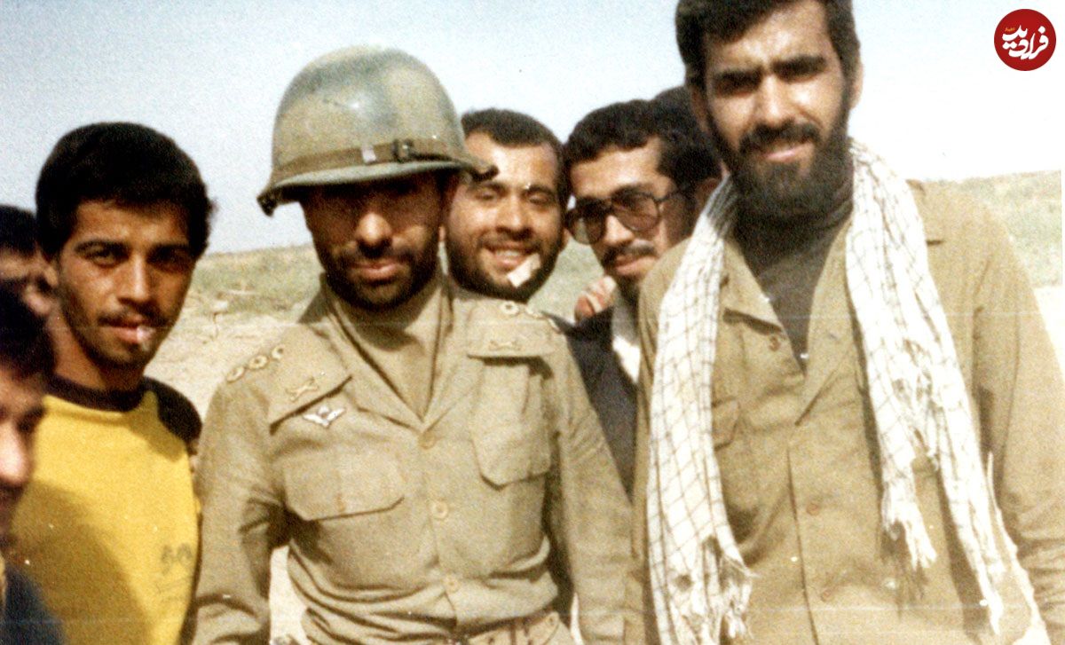 عکس؛ سفر در تاریخ؛ «صیاد شیرازی و محسن رضایی در جمع رزمندگان»؛ دهه 60