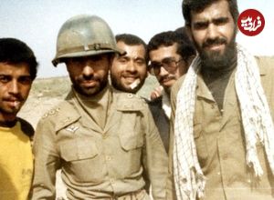 عکس؛ سفر در تاریخ؛ «صیاد شیرازی و محسن رضایی در جمع رزمندگان»؛ دهه 60