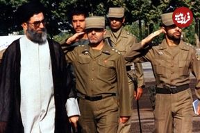عکس؛ سفر در زمان؛ «رهبر انقلاب در حال اعطای مدال به صیاد شیرازی»؛ دهه 60