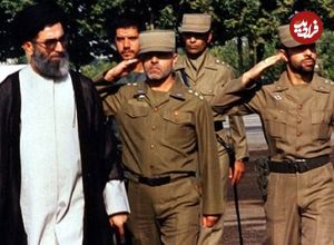 عکس؛ سفر در زمان؛ «رهبر انقلاب در حال اعطای مدال به صیاد شیرازی»؛ دهه 60