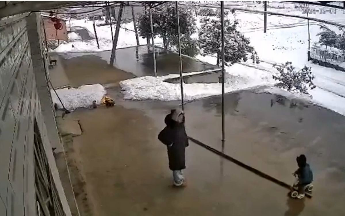 (ویدئو) ریزش دردناک برف روی سقف بر سر این فرد را ببینید