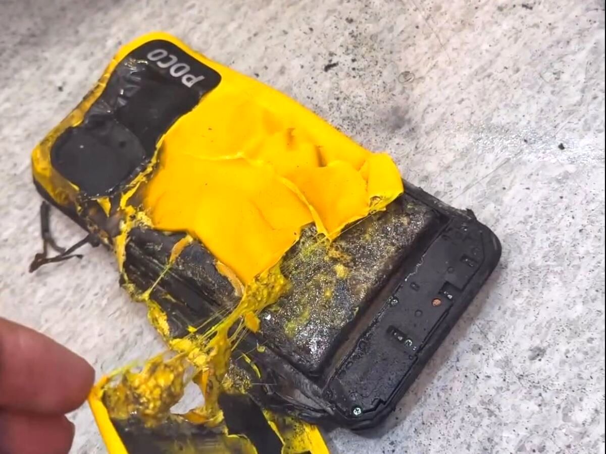 (ویدئو) انفجار وحشتناک گوشی موبایل، حین استفاده در شارژ