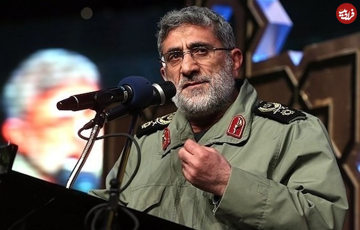 عکس؛ سفر به تاریخ؛ «سردار قاآنی» در دوران جوانی در جبهه در حال بررسی نقشۀ نظامی؛ دهۀ 60