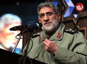 عکس؛ سفر به تاریخ؛ «سردار قاآنی» در دوران جوانی در جبهه در حال بررسی نقشۀ نظامی؛ دهۀ 60