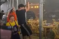 باد شدید، کافه دارها و سایبان شان را با هم به هوا برد!