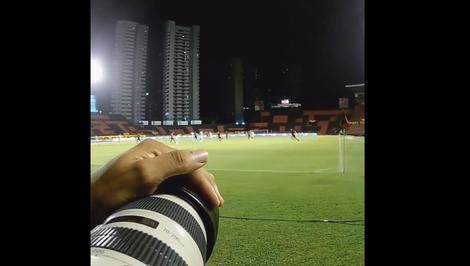 ( ویدیو) عکاسان کنار زمین در طول یک بازی چند تا عکس می گیرند ؟ 