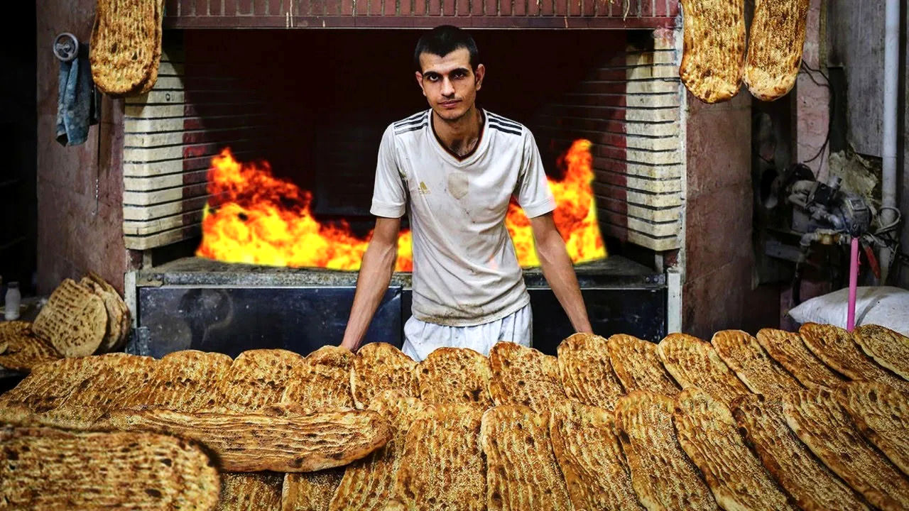 (ویدئو) نحوه پخت نان بربری در نانوایی از نمای نزدیک