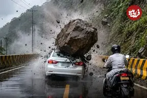 ببینید| ریزش هولناک سنگ بزرگ روی خودرو