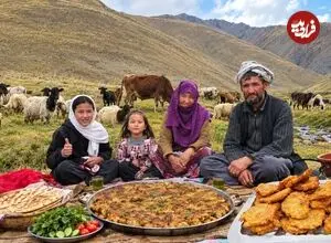 ببینید| غذای روستایی در افغانستان؛ پخت کوکو سیب زمینی در کوهستان و در کنار رودخانه