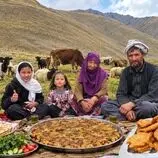 ببینید| غذای روستایی در افغانستان؛ پخت کوکو سیب زمینی در کوهستان و در کنار رودخانه