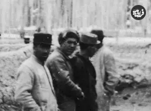 عکس| سفر زمان؛ گروهی از مردان ایرانی که کنار یک دیوار گلی ایستاده‌اند؛ سال 1314