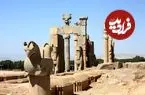 عکس| سفر به ایران قدیم؛ مرد ایرانی با تفنگ در کنار نقش‌برجسته تخت جمشید؛ 136 سال قبل