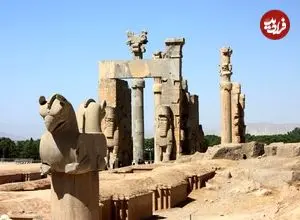 عکس| سفر به ایران قدیم؛ مرد ایرانی با تفنگ در کنار نقش‌برجسته تخت جمشید؛ 136 سال قبل