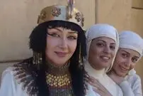 عکس| سفر زمان؛ تیپ و چهرۀ «کتایون ریاحی» در اکران فیلم «بانک زده‌ها»؛ سال 1401