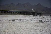 (ویدئو) خداحافظی دریاچه ارومیه با آب؛ مالچ پاشی آغاز شد
