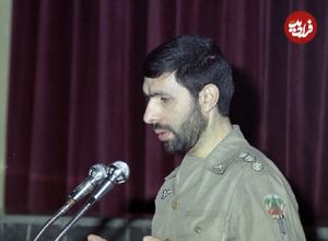عکس؛ سفر در زمان؛ «صیاد شیرازی و رهبر انقلاب» در حال بررسی نقشه عملیات؛ دهه 60