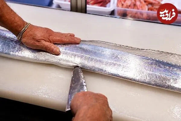 ببینید| غذای خیابانی در ژاپن؛ برش ماهرانه شمشیر ماهی و تهیه دو نوع غذا با آن در اوکیناوا