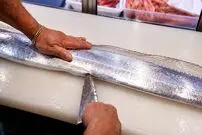 ببینید| غذای خیابانی در ژاپن؛ برش ماهرانه شمشیر ماهی و تهیه دو نوع غذا با آن در اوکیناوا
