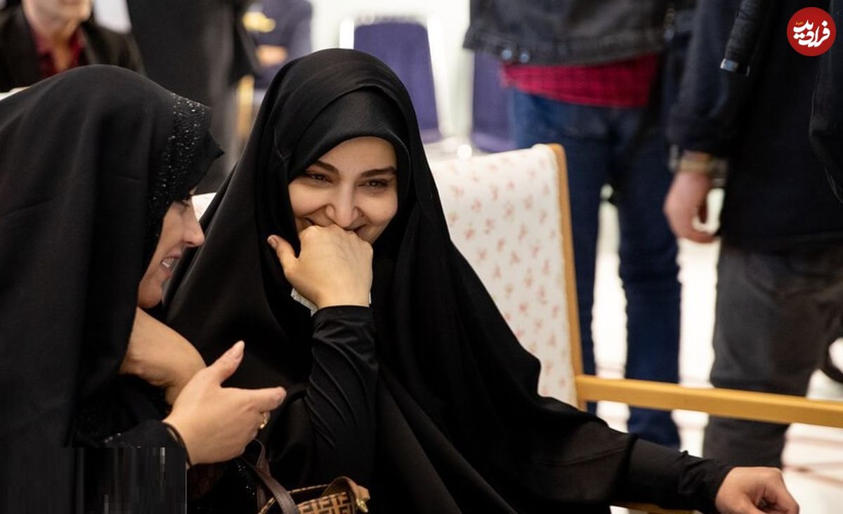 عکس؛ سفر زمان؛ «زهرا، دختر پزشکیان» در کنار «نرجس، دختر سردار سلیمانی» در یک مراسم