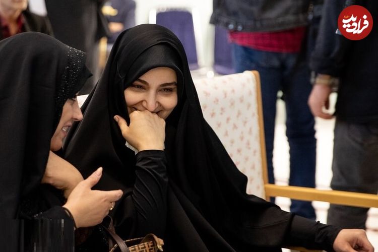 عکس؛ سفر زمان؛ «زهرا، دختر پزشکیان» در کنار «نرجس، دختر سردار سلیمانی» در یک مراسم