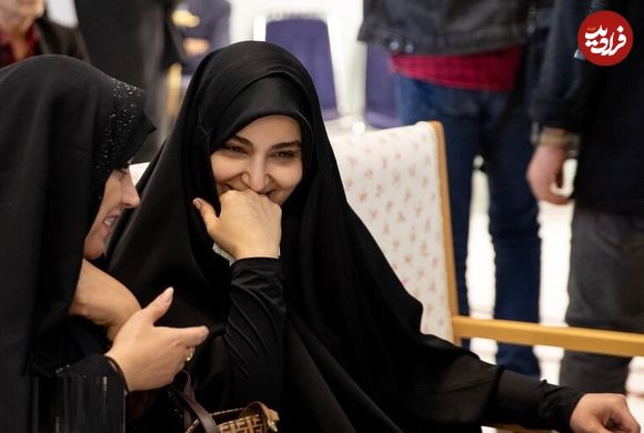 عکس؛ سفر زمان؛ «زهرا، دختر پزشکیان» در کنار «نرجس، دختر سردار سلیمانی» در یک مراسم