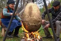 (ویدئو) تخم اژدها؛ غذایی باستانی که توسط این زوج روستایی آذربایجانی پخته می شود
