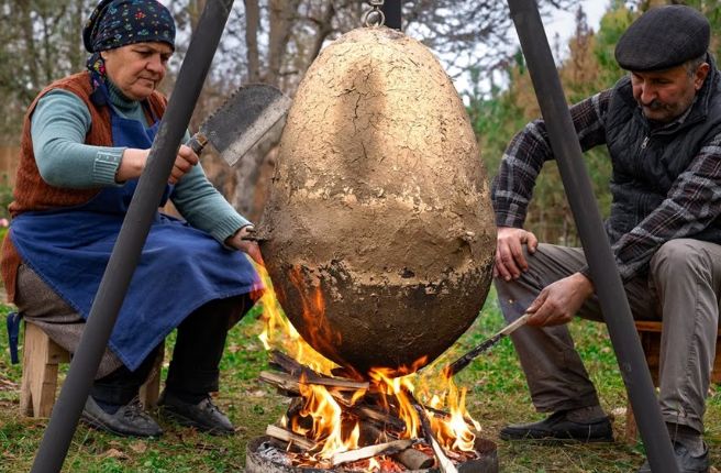 (ویدئو) تخم اژدها؛ غذایی باستانی که توسط این زوج روستایی آذربایجانی پخته می شود