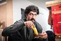 عکس| سفر زمان؛ تیپ و چهرۀ متفاوت «بهتاش سریال پایتخت» در تئاتر «سی‌صد»