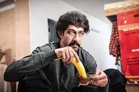 عکس| سفر زمان؛ تیپ و چهرۀ متفاوت «بهتاش سریال پایتخت» در تئاتر «سی‌صد»