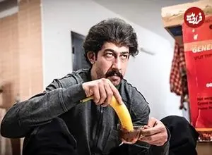 عکس| سفر زمان؛ تیپ و چهرۀ متفاوت «بهتاش سریال پایتخت» در تئاتر «سی‌صد»