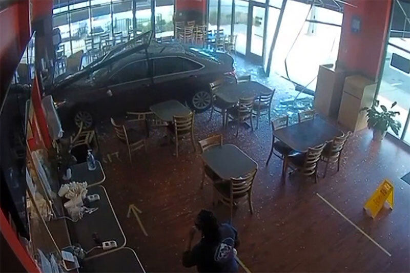 (ویدئو)  ورود ناگهانی خودرو به رستوران و له کردن یک زن!
