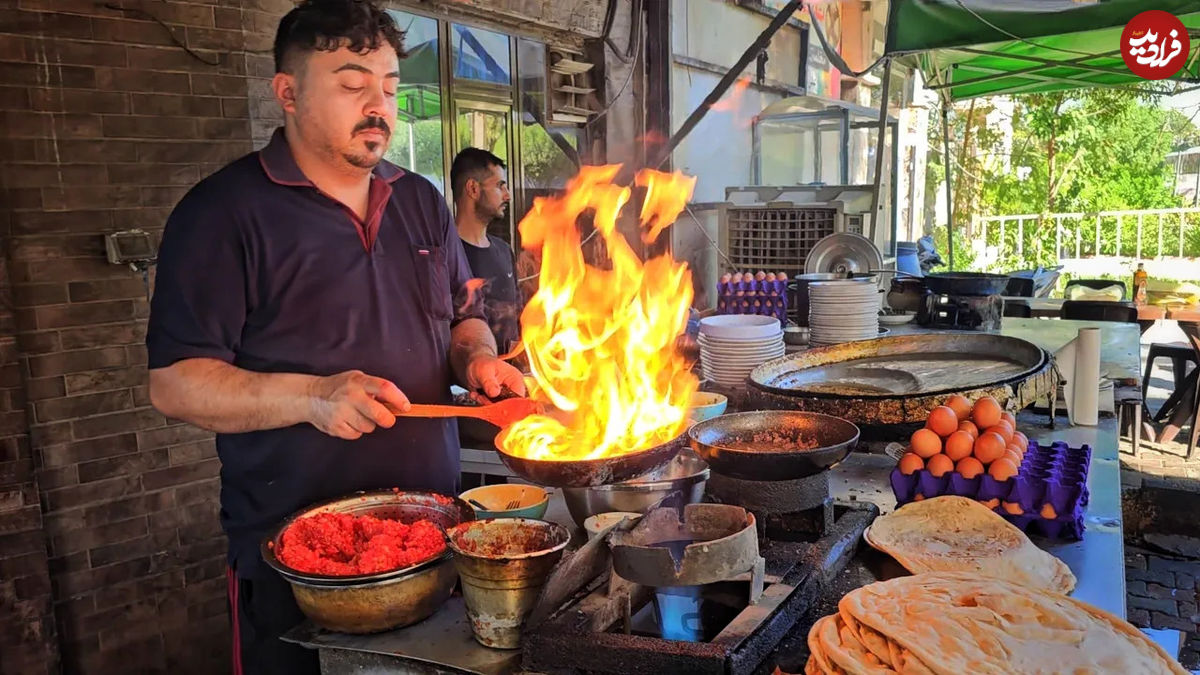 (ویدئو) غذای خیابانی در عراق؛ پخت صبحانه با لوبیا، باقالی و تخم مرغ