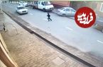 ببینید؛ حمله با سنگ به شیشه خودروهای سواری؛ عربده‌کشی مرد وسط کوچه!