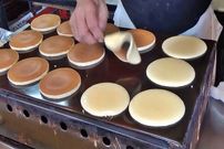 ببینید؛ غذای خیابانی در ژاپن؛ پخت پنکیک نرم و خوشمزه دورایاکی در توکیو 