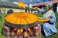 ببینید| غذای روستایی در آذربایجان؛ پخت باقلوا گردویی در روستا