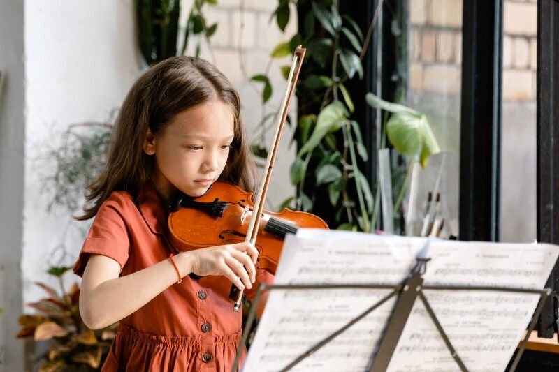 (ویدیو) هنرنمایی یک دختربچه با ویولن در همراهی با پیانو