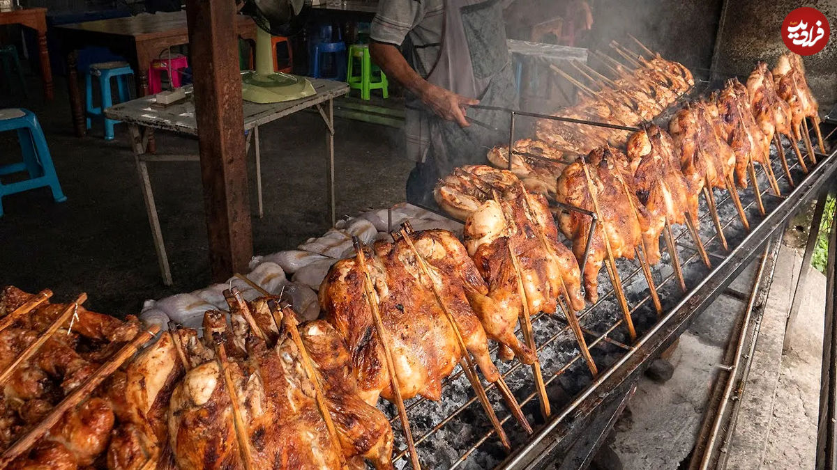(ویدئو) غذای خیابانی در تایلند؛ پخت جوجه کباب زغالی در خیابان های بانکوک