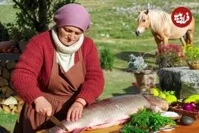 ببینید| غذای روستایی در آذربایجان؛ کباب کردن ماهی کپور شکم پر در طبیعت