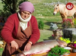 ببینید| غذای روستایی در آذربایجان؛ کباب کردن ماهی کپور شکم پر در طبیعت