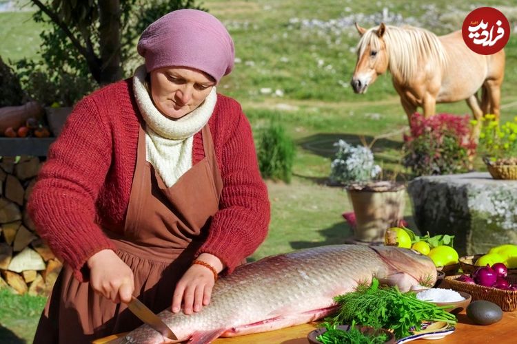 ببینید| غذای روستایی در آذربایجان؛ کباب کردن ماهی کپور شکم پر در طبیعت