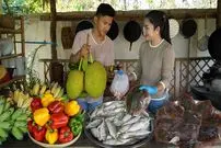 ببینید| غذای روستایی در چین؛ پخت یک غذای خاص با سفره ماهی، دوریان و ماهی ماکرل