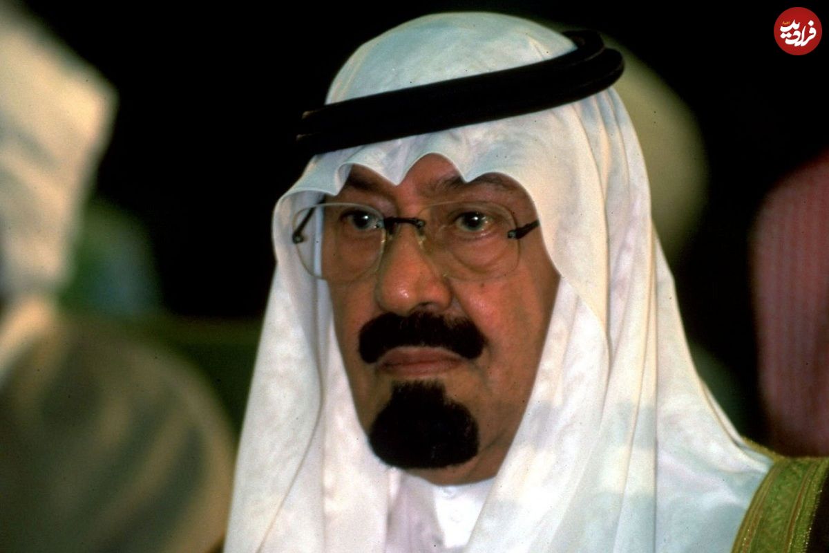 عکس| سفر در تاریخ؛ «ملک عبدالله، پادشاه ششم عربستان» در حال رقص شمشیر؛ سال 1377