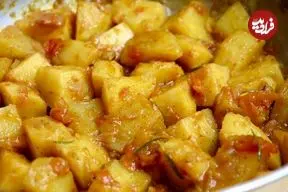 ببینید| طرز تهیه یک غذای ایتالیایی با سیب زمینی آب پز در سس گوجه فرنگی 