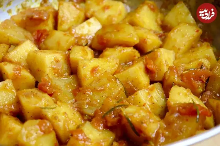 ببینید| طرز تهیه یک غذای ایتالیایی با سیب زمینی آب پز در سس گوجه فرنگی 