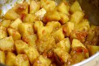 ببینید| طرز تهیه یک غذای ایتالیایی با سیب زمینی آب پز در سس گوجه فرنگی 